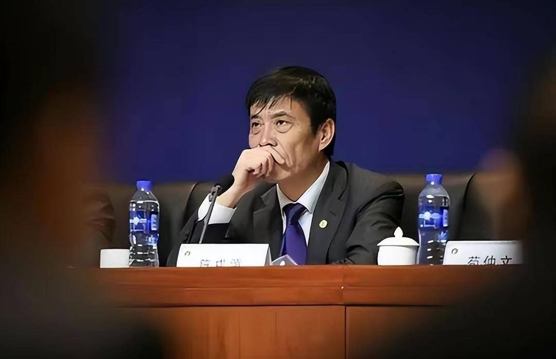 李铁立功了！陈戌源被带走，中国足坛或开启新纪元