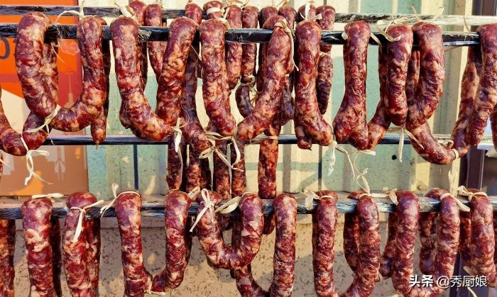 灌好的香肠怎么晒更好吃,晾好的香肠煮香肠的正确方法