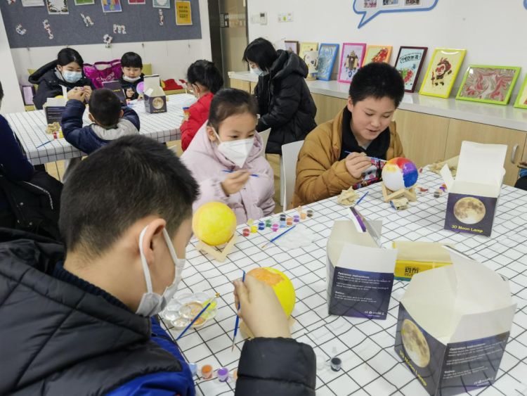 猜灯谜赢花灯趣味闹元宵,元宵节当然少不了做花灯猜灯谜