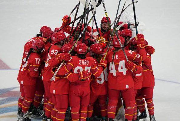 黄健翔点评女足与男足,黄健翔演播厅看女足