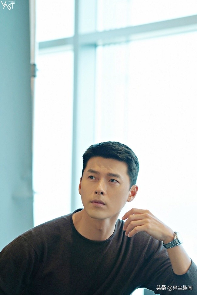 玄彬2022年最新「37张帅照」释出！禁欲白西装VS坏坏黑皮衣