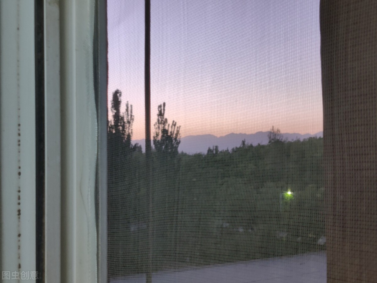 清洗纱窗不用拆简单一招清理干净,原来清洗纱窗这么简单