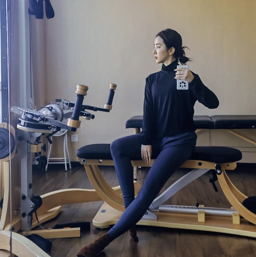 李思思袜子,央视主持人李思思晒健身照片