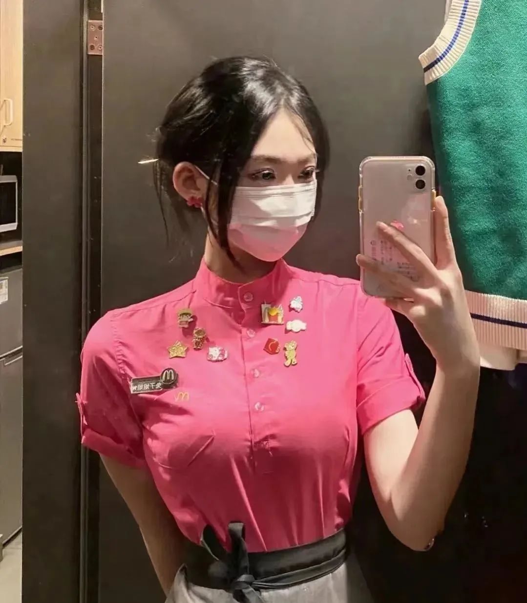 麦当劳里面的制服,麦当劳制服一样吗