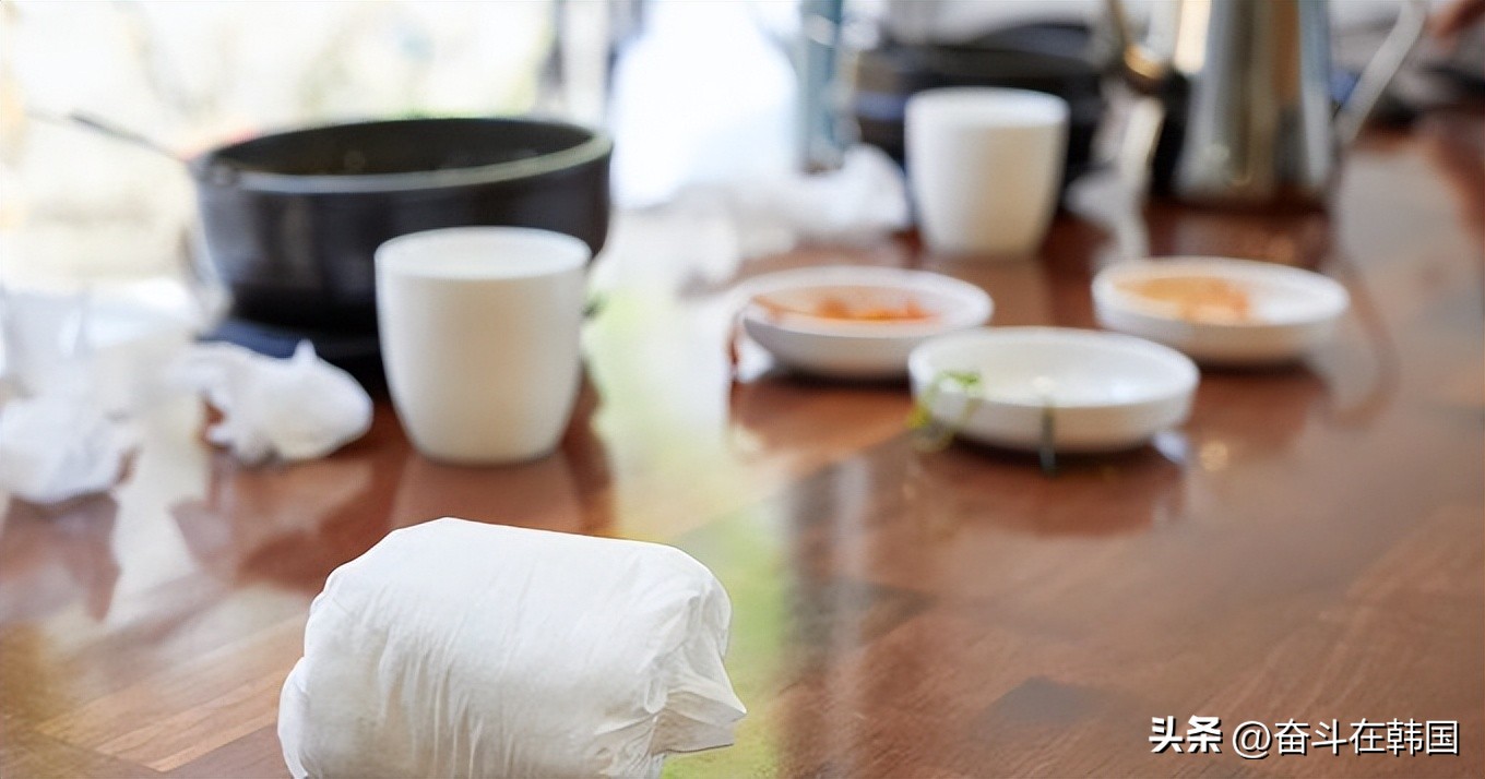 暖心还是偏激？韩国烤肉店允许将带屎纸尿裤留在店内，遭网友批评