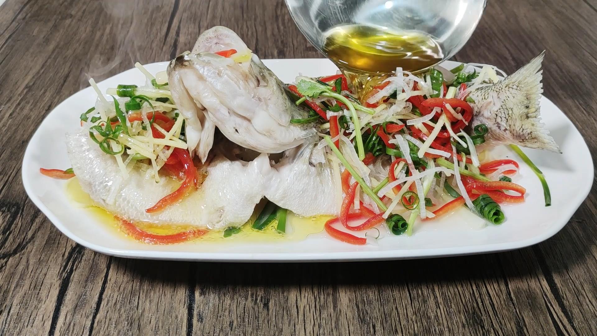 清蒸鲈鱼之前需如何处理一下,清蒸鲈鱼好吃的秘诀