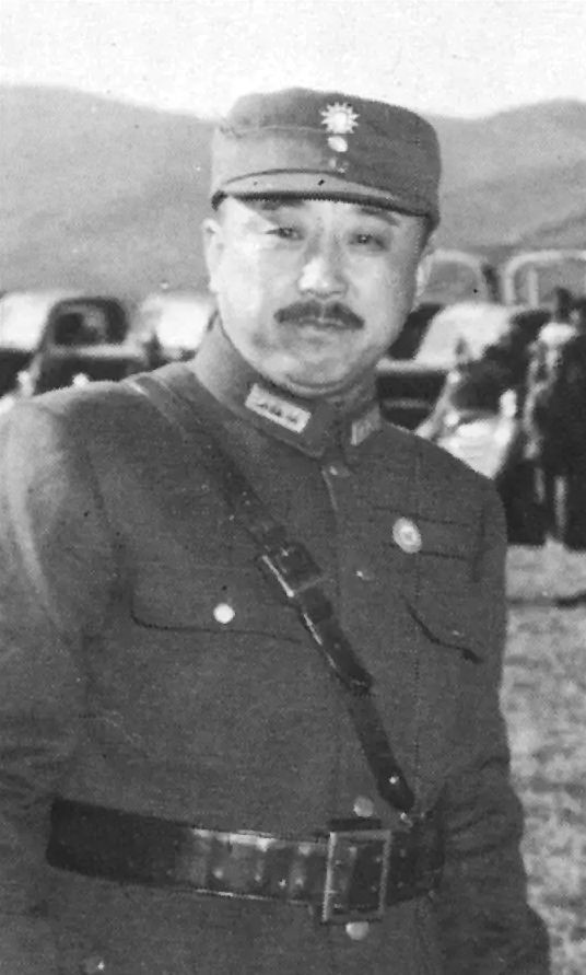 毛主席：驴先迈左脚还是右脚？卫立煌不解，听完主席解释恍然大悟