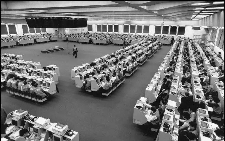 女子身着日本侵华军装露脸,女子穿日军军服拍照被抓