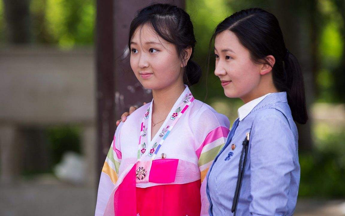 走进朝鲜，朝鲜美女导游漂亮清纯，在游客购物时，积极帮忙砍价