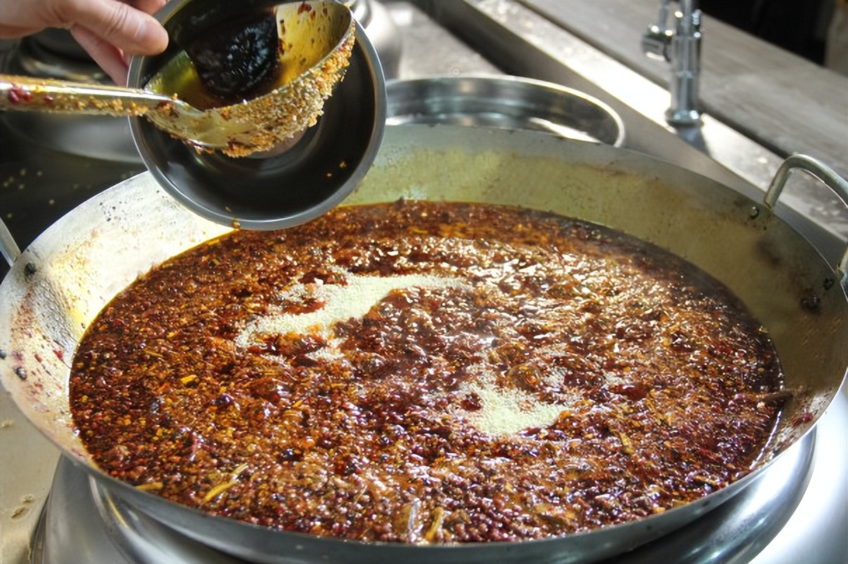 如何牛油火锅底料清澈红亮,炒好火锅料