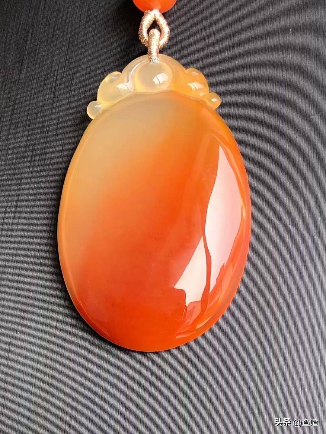 黄龙玉和翡翠哪个好养,黄龙玉和翡翠哪个好看