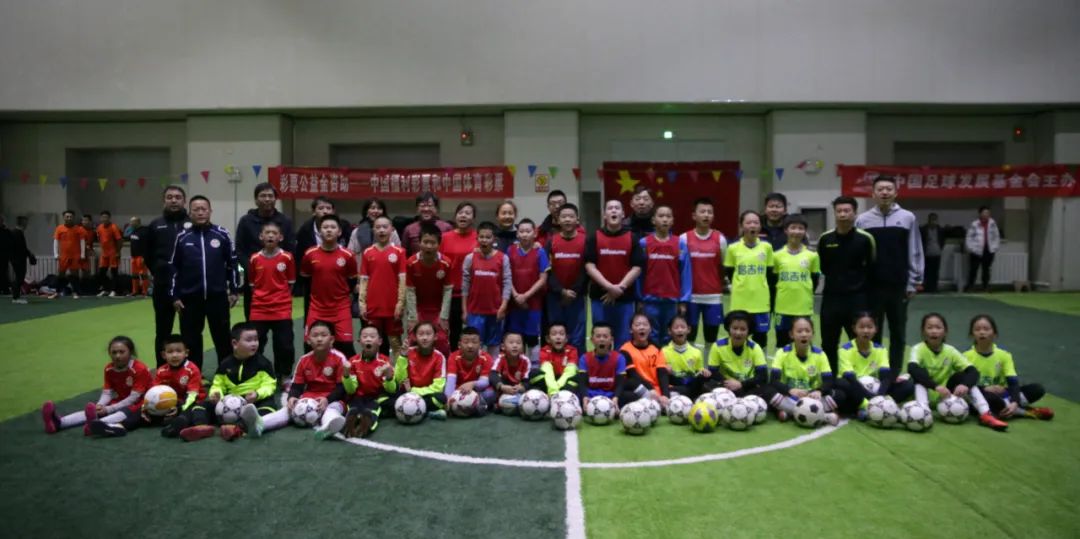 这所学校有2000多个孩子在踢球