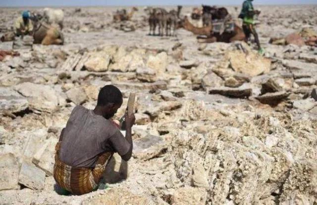 日薪60元的非洲采盐人，用命换钱，几年时间全身溃烂、耳聋失明