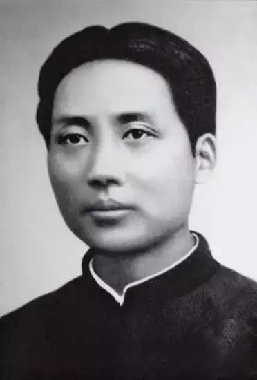 1972年，王季范在北京逝世，毛*东泽**亲自送花圈写挽联：九哥千古