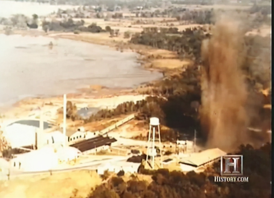 132亿升湖水3小时漏光！36厘米粗的钻头，究竟如何酿成一场灾难？