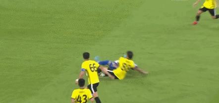 得一张红牌了是要扣分吗,得了一张黄牌后直接红牌停赛几场