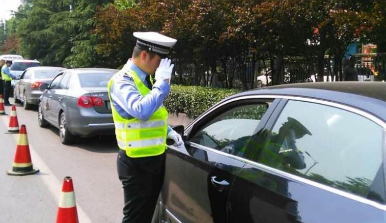 汽车将后排座椅放倒当床睡，算不算违章？交警给出明确答案