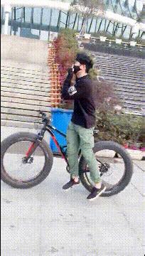 屏幕上出现五条白线什么意思,当屏幕出现五条虚线的时候