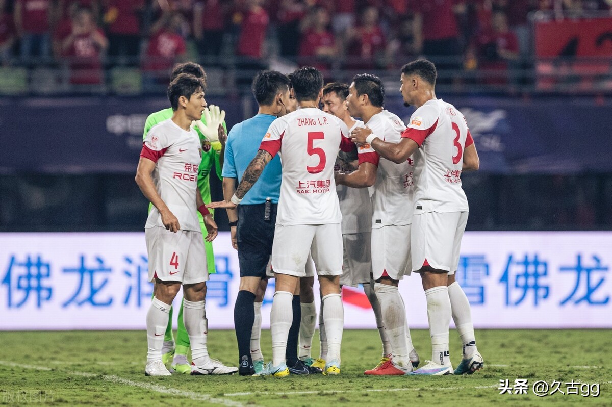 哈维尔赛后遭记者怒问,哈维尔向球迷道歉视频