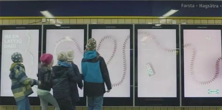 跟着飞机跑、可以喝、会传染，这些户外广告牌不一般