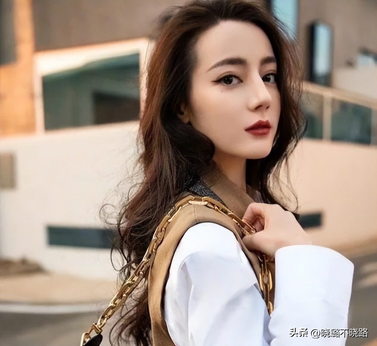 脸上很多明显痣的女人,脸上这四处有痣是天生的美人