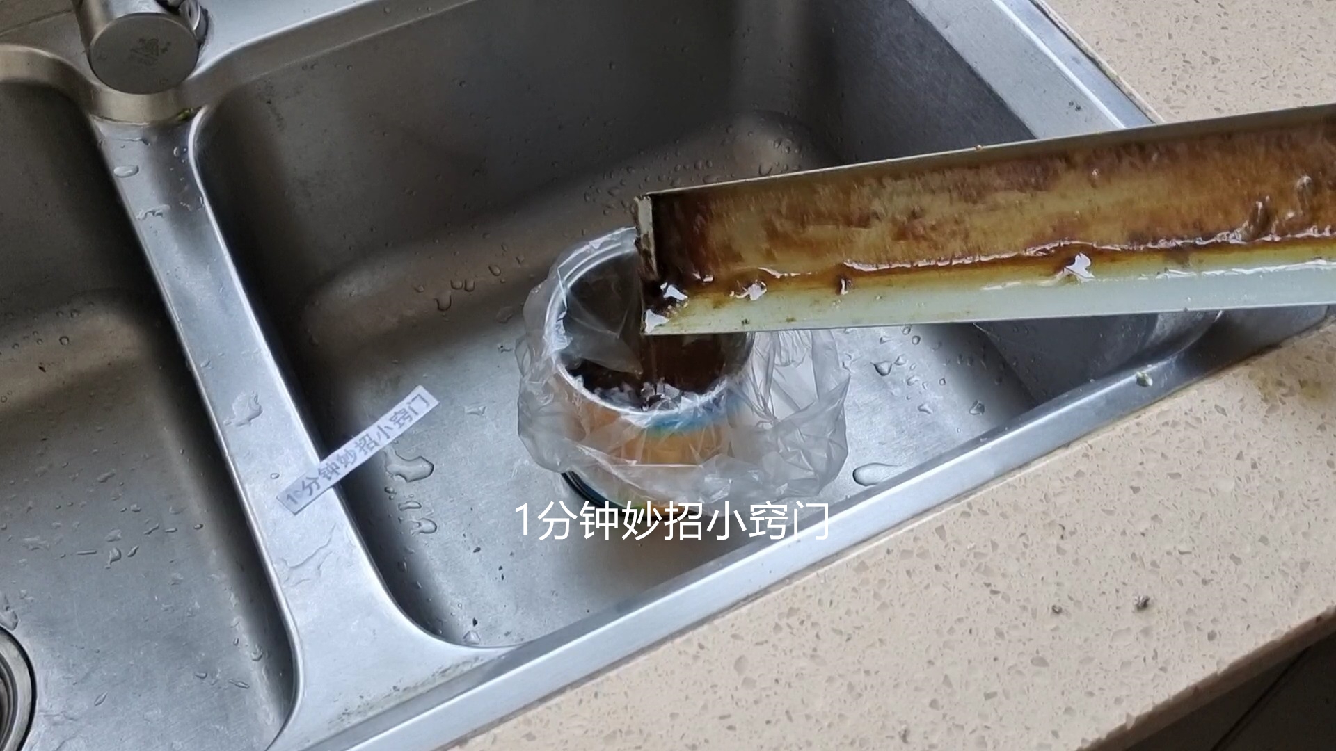 油烟机油垢盒怎么清洗图片,油烟机油垢太脏怎么清理