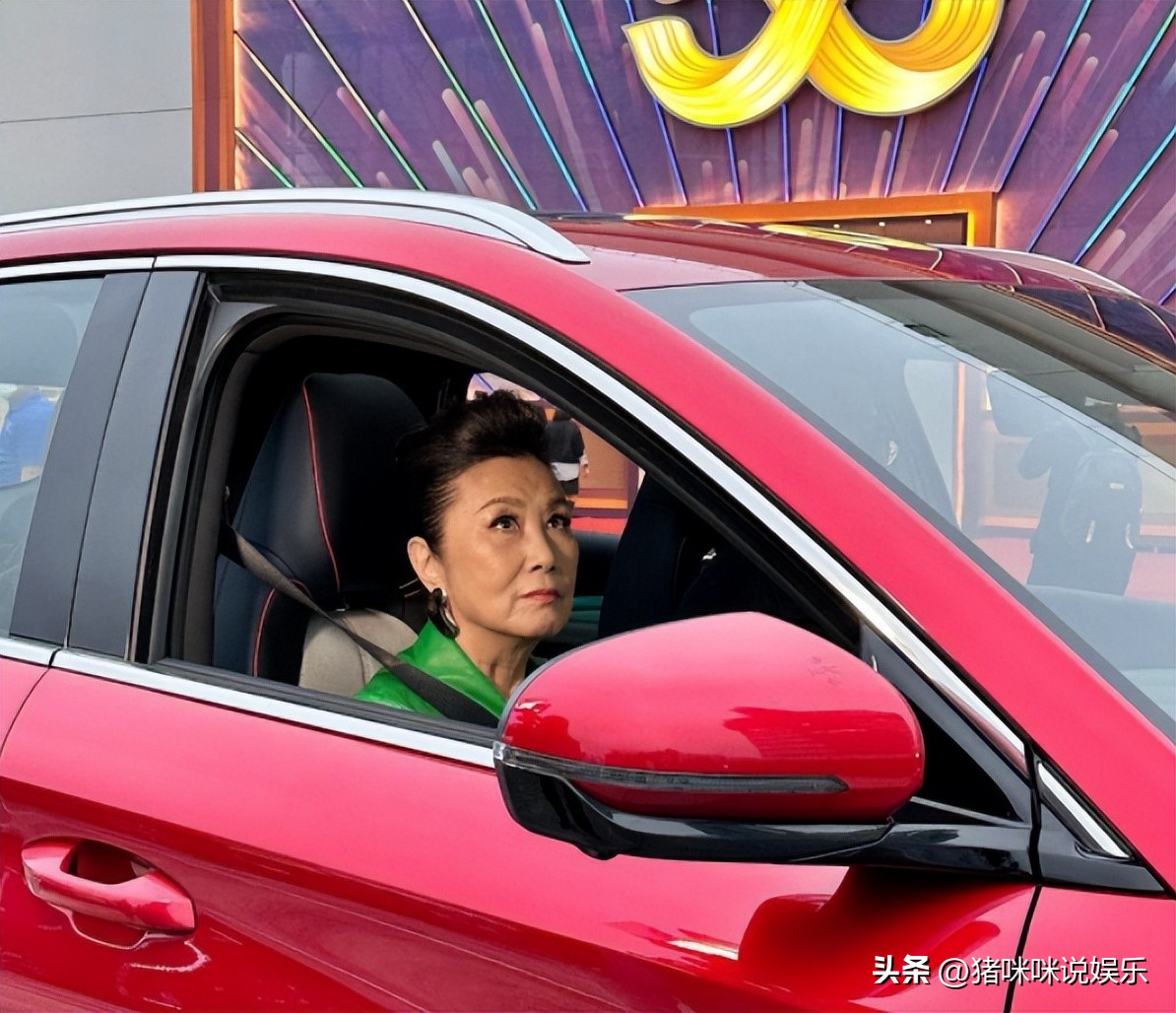 尴尬到冷场，万千光辉大奖竟然由珍姐获得，背后的原因曝光