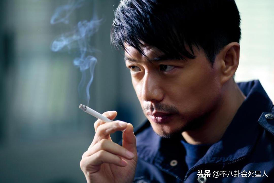 男人味也能“造假”？眉毛稀疏、画腹肌、贴鬓角，张艺兴差距最大