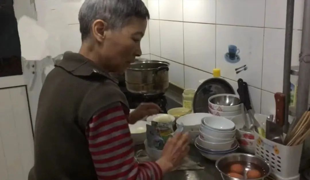 2010年失独60岁的母亲生下双胞胎,失独母亲60岁生双胞胎如今怎样