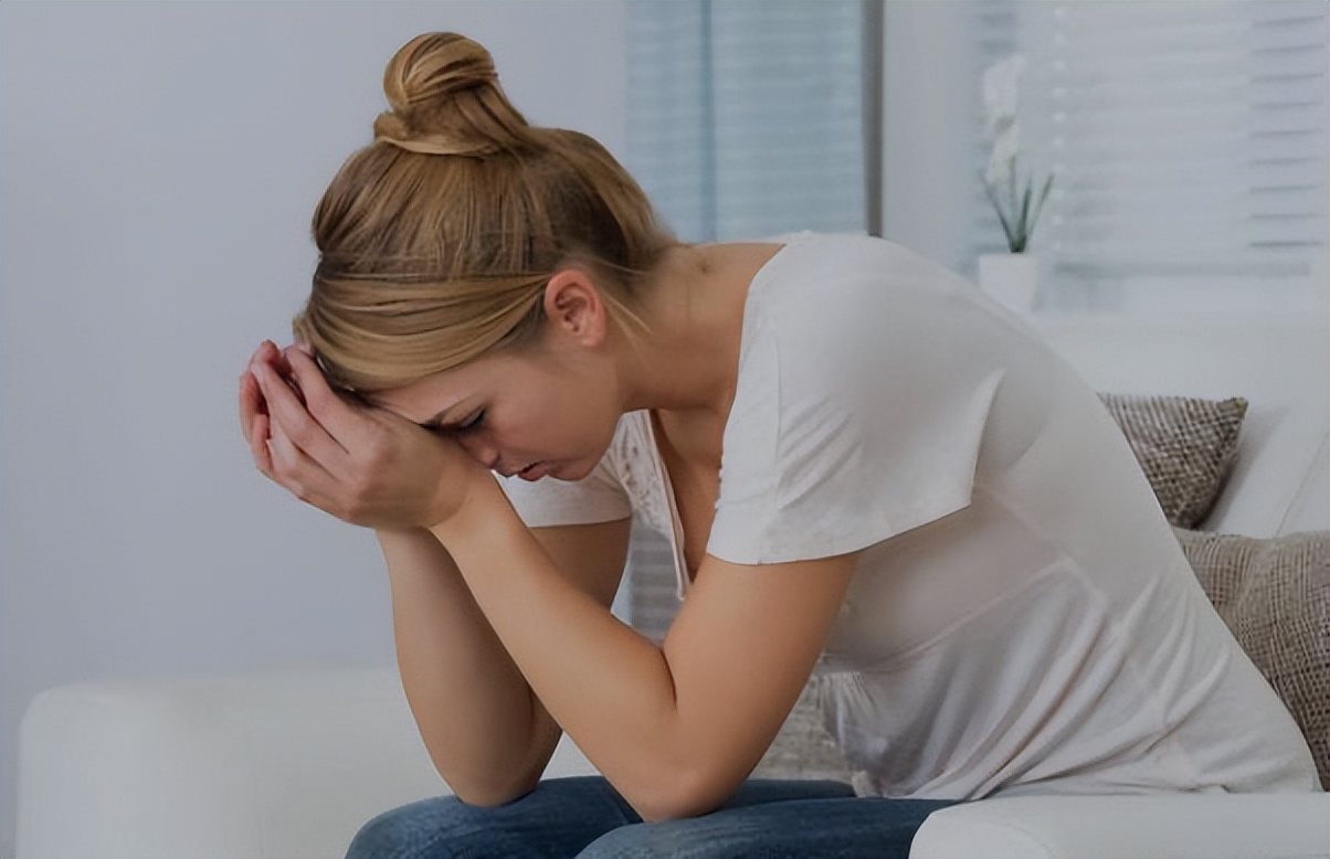 女性白头发增多，不要总觉得老了，或是由于体内缺乏这3种营养