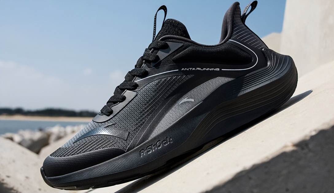 纯黑色跑鞋推荐前十名,入门级纯黑跑鞋推荐