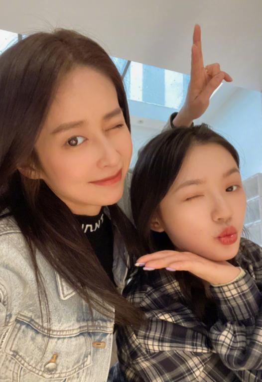 林允和颖儿同框,颖儿换房子