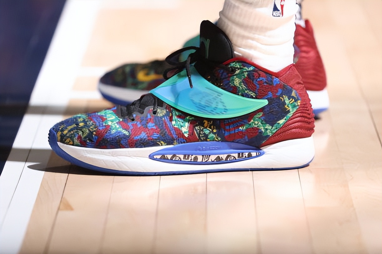 附加赛拉塞尔上脚鞋,拉塞尔李宁比赛