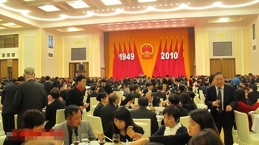 人大会堂服务员多少年换一次,大会堂服务员为啥四年一换