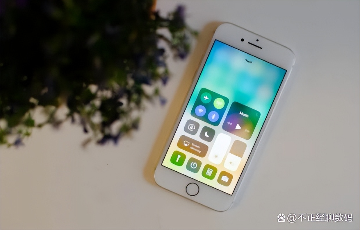 苹果8和三星s8哪个好视频,三星s8和苹果8哪个值得买