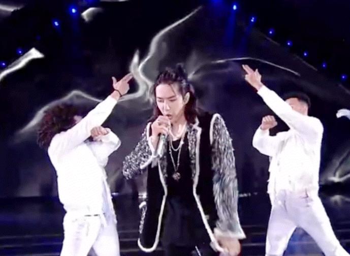 没常识、不识字、不会乘法口诀，这些顶流“文盲”凭什么会红？