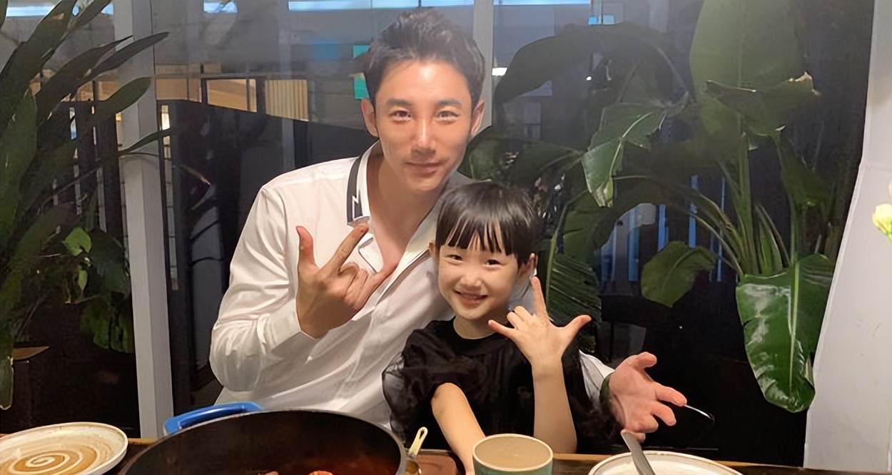 她是英皇在内地一姐,靠成龙力捧出演《神话》,礼服事件备受争议