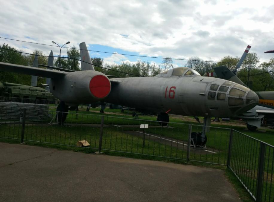 空军中尉落地台湾，看到荷枪实弹的国军包围过来，朝自己头部开枪