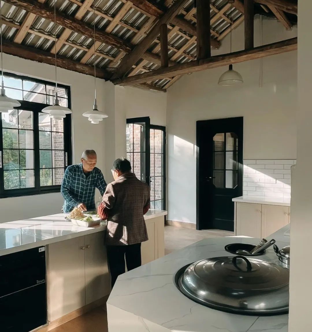 四个人回老家改造老房子,90后回农村建房子视频