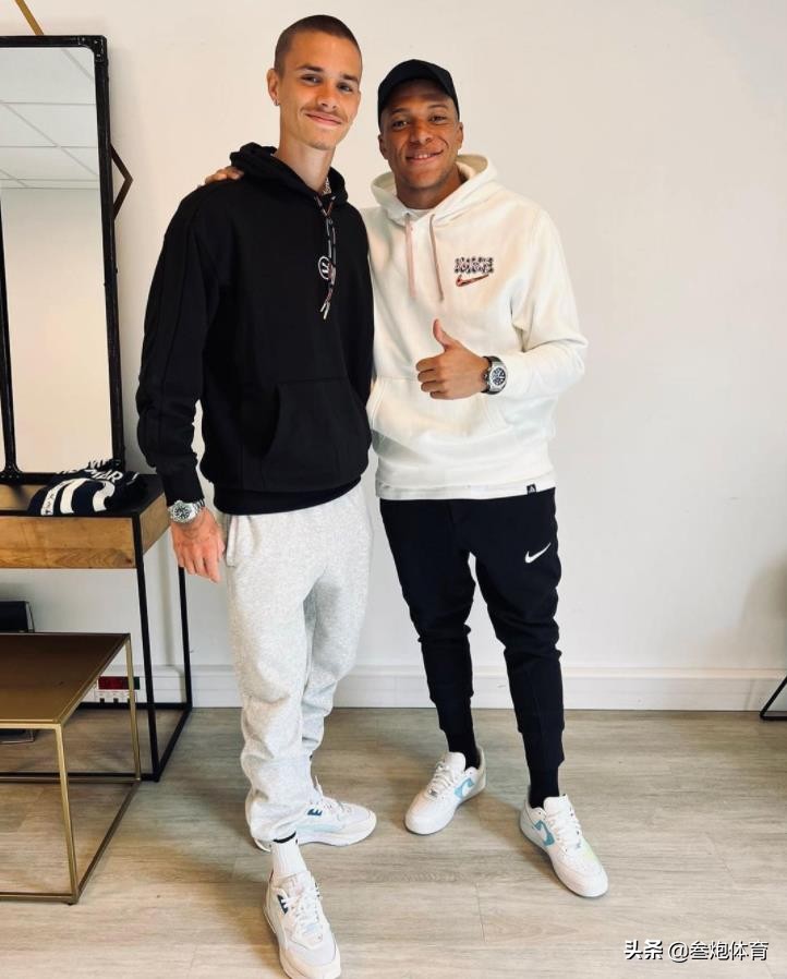 小贝二儿子追星巴黎三巨头，梅西穿粉红豹裤子显腿短，身高被吐槽