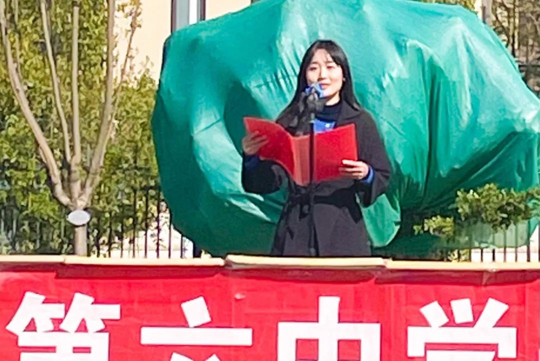 开学季校园展示打卡,开学啦冰墩墩小学生积极向上图片