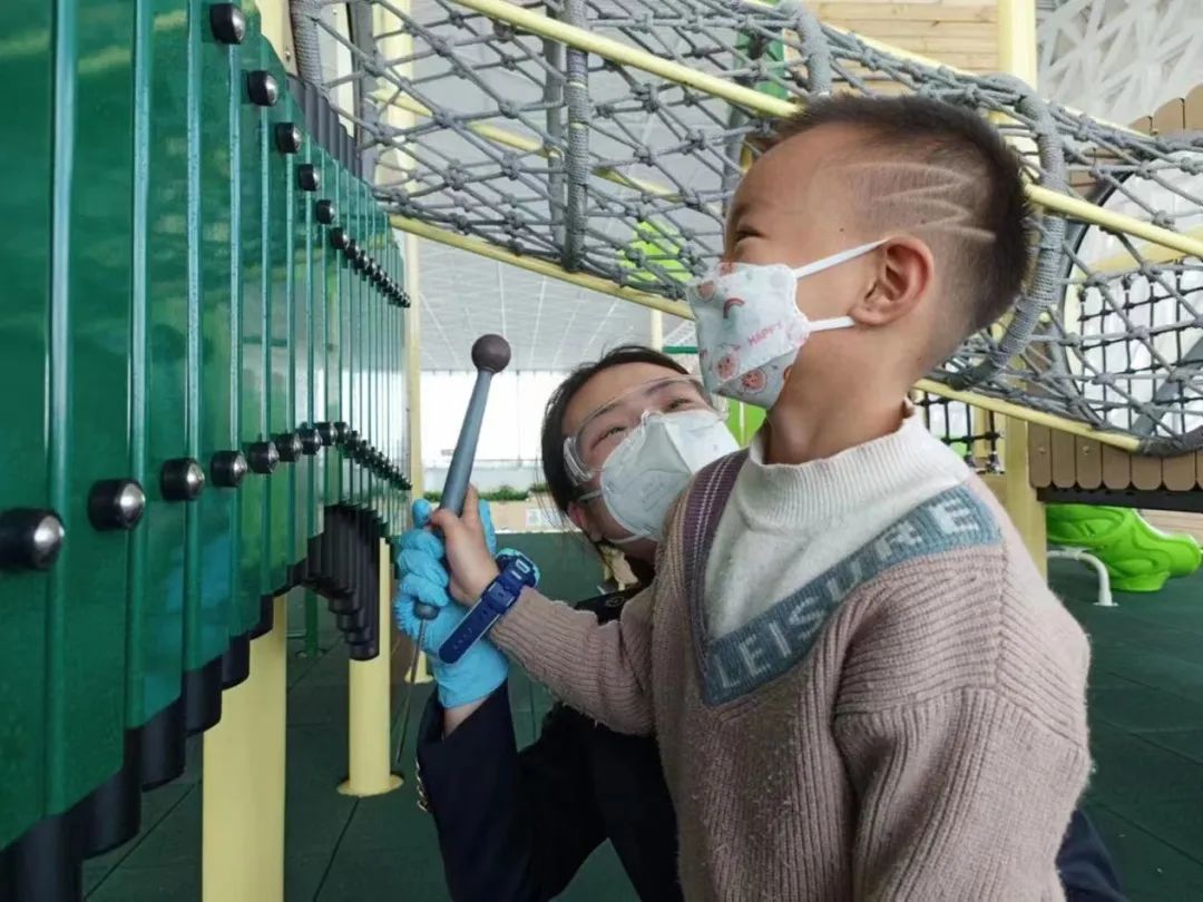 益阳妇联联合打造高铁站“儿童乐园”，小朋友在这里候车超暖超开心~