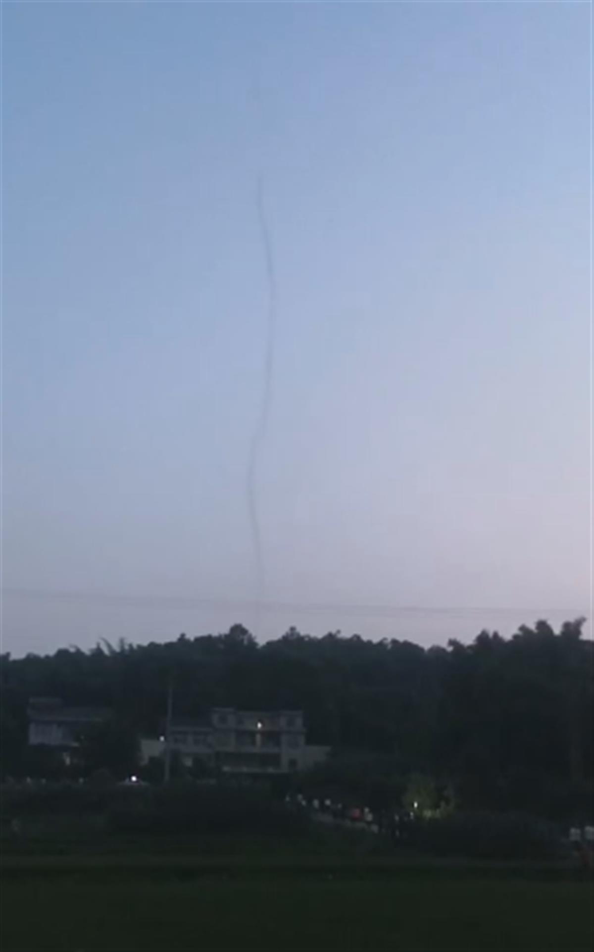 四川泸州摇蚊聚集，犹如微型“龙卷风”，摇蚊爆发真的是好事吗？