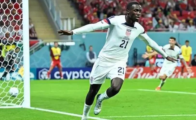 这位球星出身的总统，靠儿子在世界杯圆梦