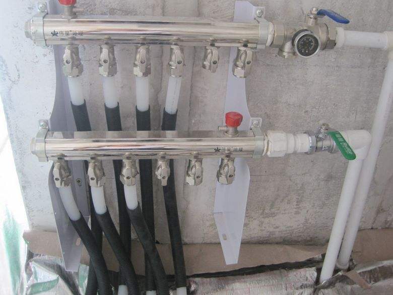 地暖屋里干燥放盆水有用吗,冬天屋内地暖太干