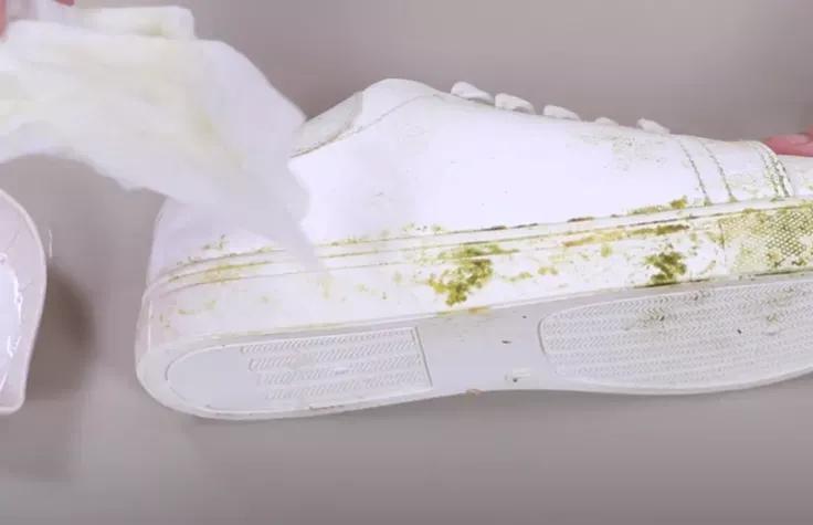 白色的鞋边脏了别用水洗，一个简单妙招，多脏的鞋边都能白净如新