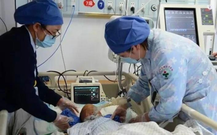 儿童嘴角突然长了一堆小水泡,5岁男童嘴角一圈泡