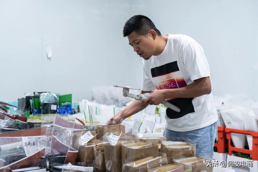 从小白到文艺花商，这个一米八大汉成为昆明斗南最懂花的主播