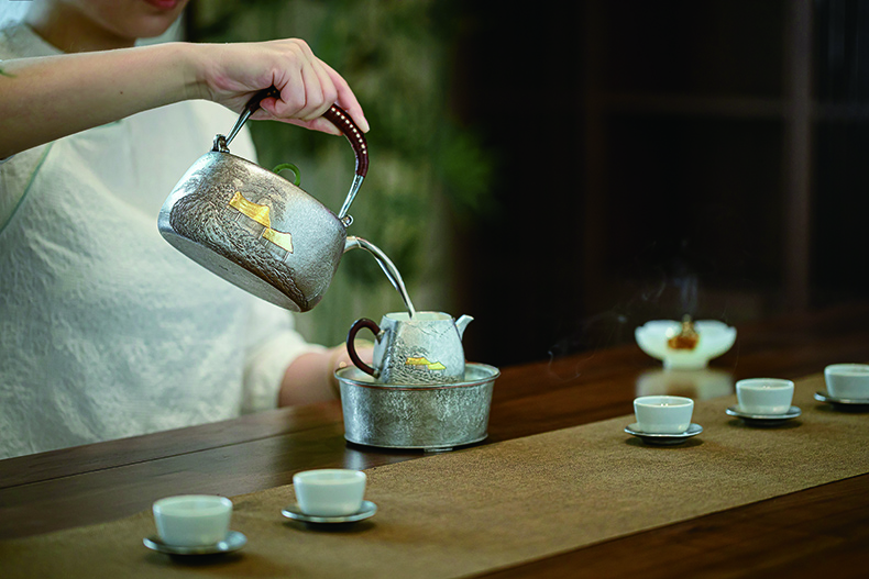 闪闪发光的银壶,银壶色彩