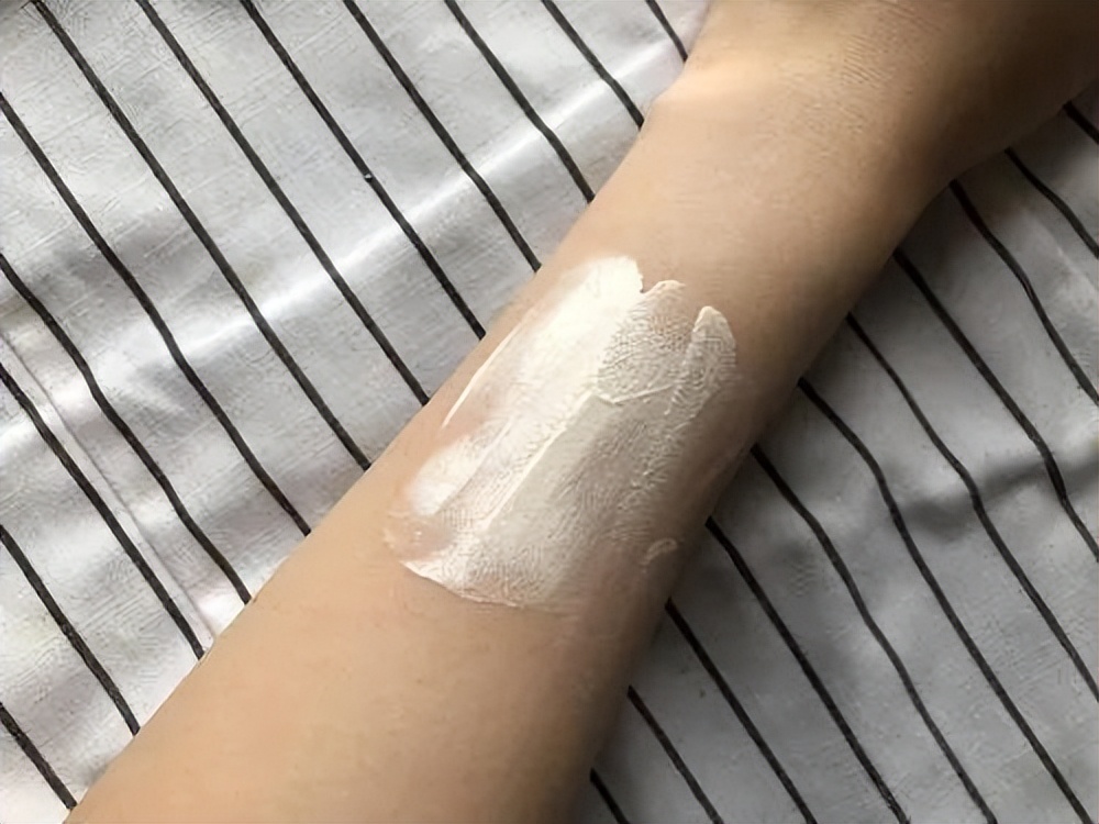 每到秋天，手和腿上就会出现各种干燥情况，还会脱皮，要怎么办？